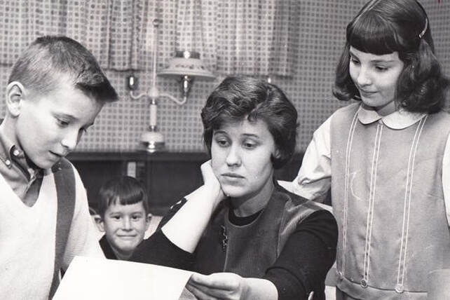 Picture of Erma Bombeck with her two sons and daughter.